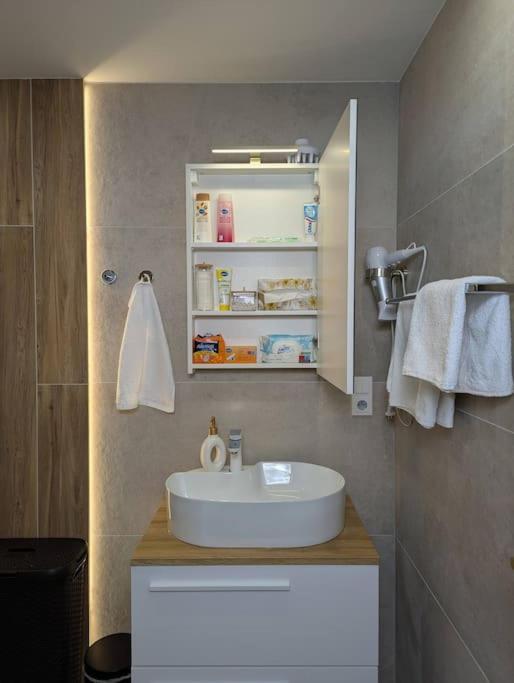 Cool Apartment Зноймо Екстериор снимка