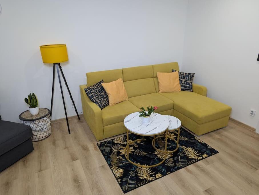 Cool Apartment Зноймо Екстериор снимка