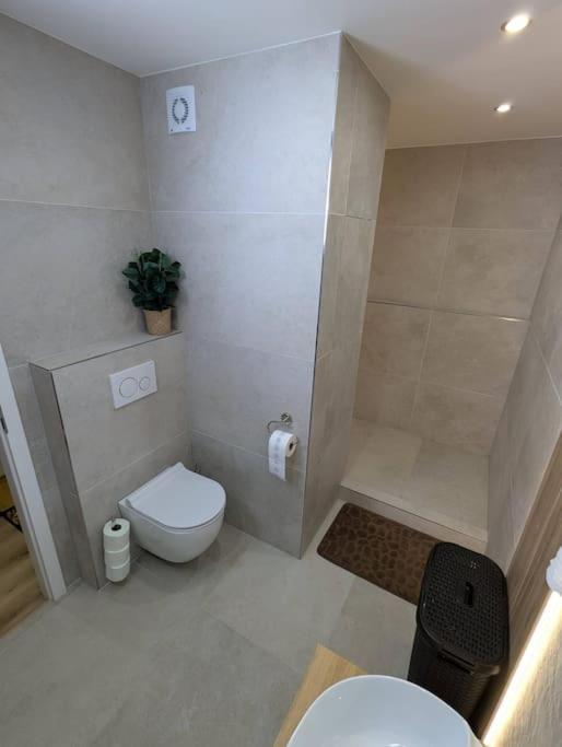 Cool Apartment Зноймо Екстериор снимка