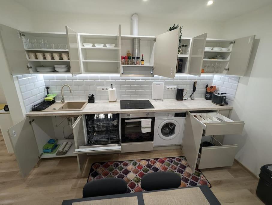 Cool Apartment Зноймо Екстериор снимка